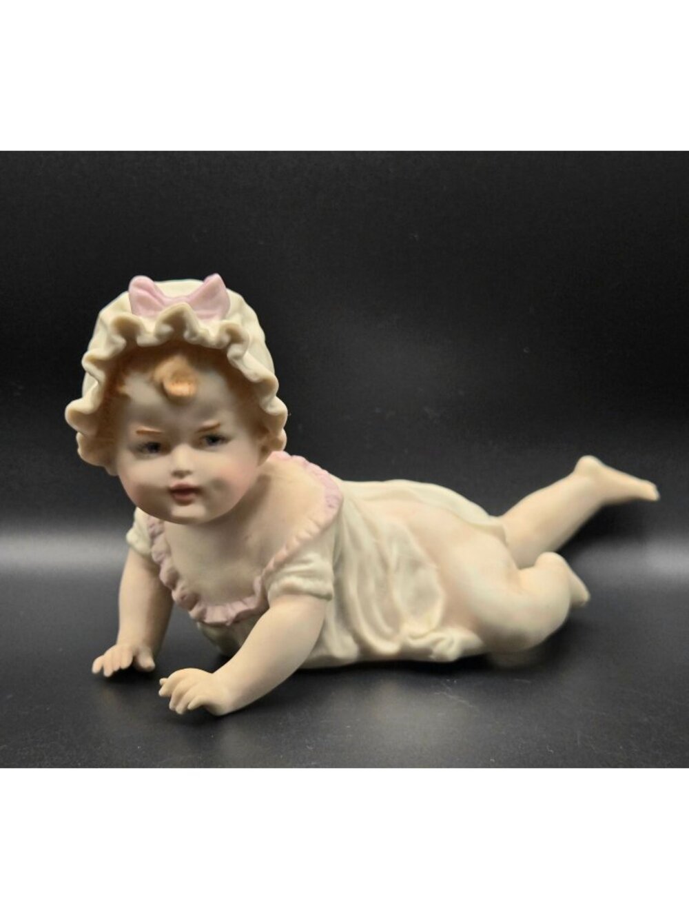 Vintage Porcelain Baby figurine Piano Baby, excellent condition 7"